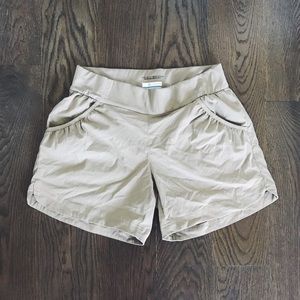 Women’s Columbia khaki shorts size Small